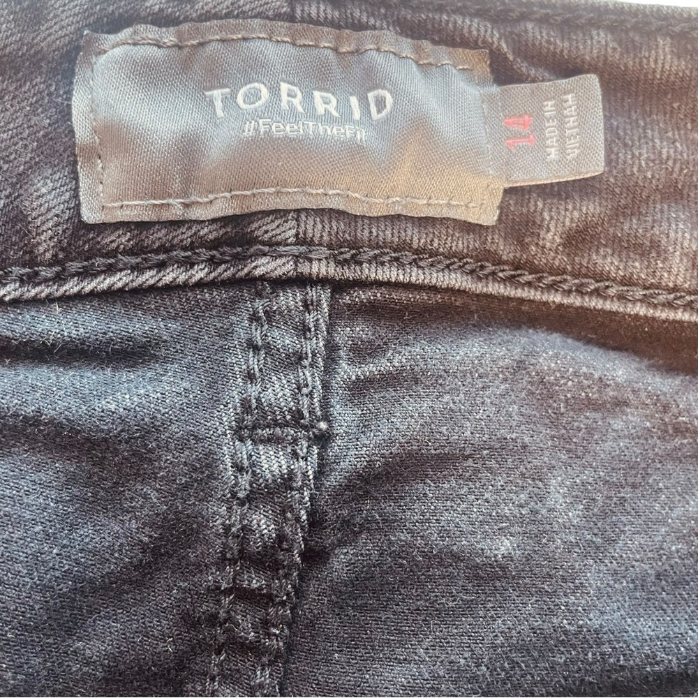 Torrid Women's Black Wash Button Fly Raw Hem Denim Shorts - Picture 5 of 9